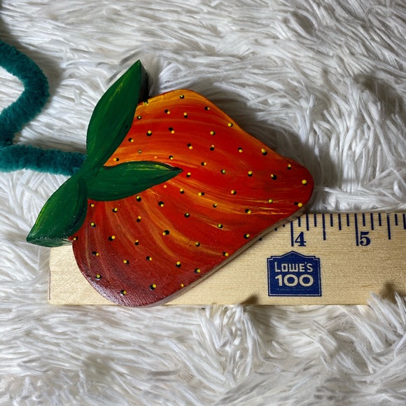 HAND CRAFTED Painted Set of double hanging wood strawberries NWOT Sealed - Picture 8 of 13
